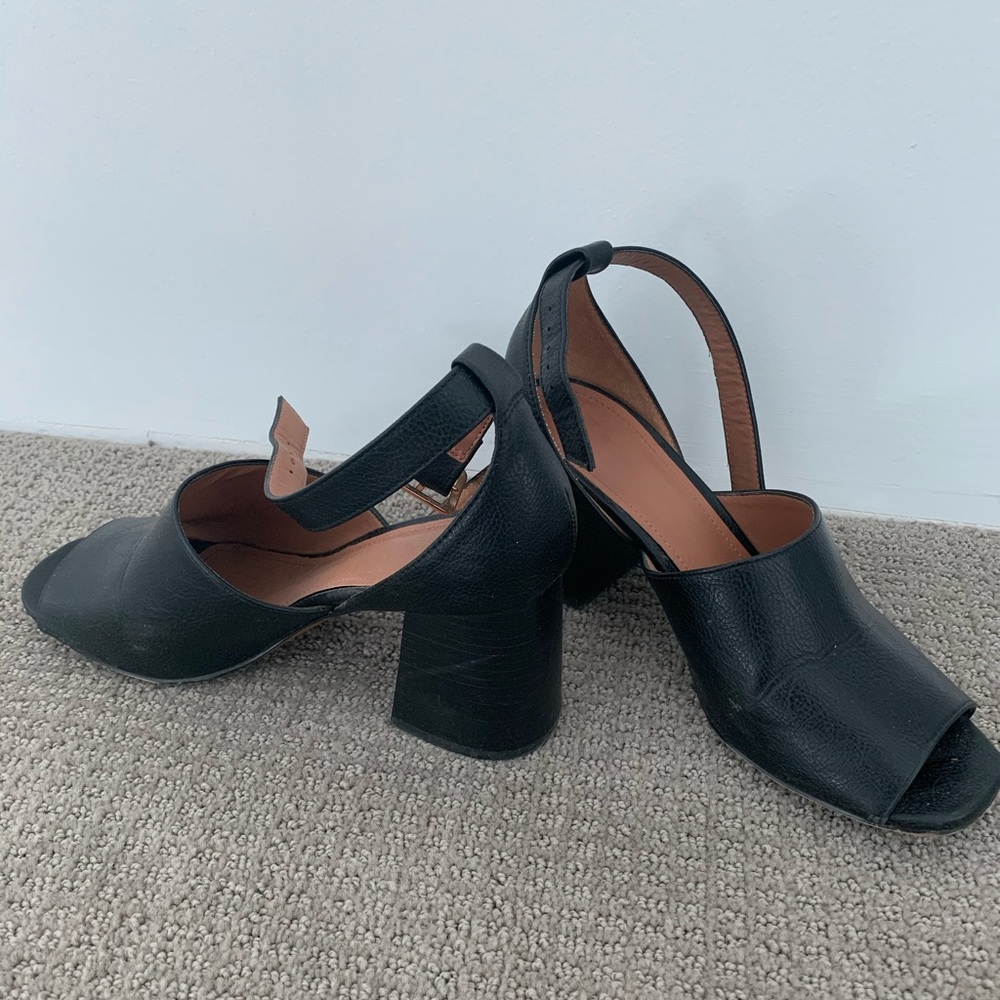 BLACK SANDAL